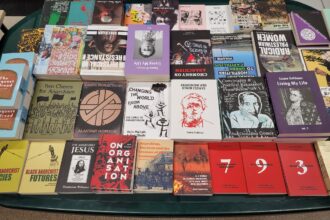 Könyvek a második budapesti anarchista könyvvásáról.